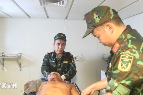 Tàu Hải quân đưa ngư dân bị bệnh đến đảo Sinh Tồn điều trị
