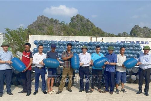 Ngư dân Quảng Ninh được tặng phao, ngư cụ để tái khôi phục sản xuất