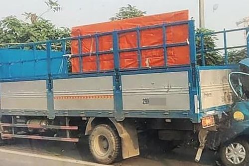 Tai nạn nghiêm trọng trên Đại lộ Thăng Long, tài xế tử vong trong cabin
