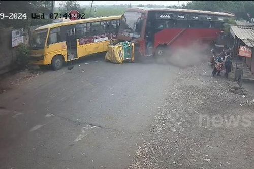 Clip: Xe khách chạy tốc độ cao gây tai nạn liên hoàn giữa ngã tư