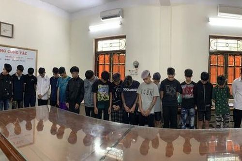 Bắt 9 đối tượng cầm hung khí truy sát nhau, chém bị thương người đi đường