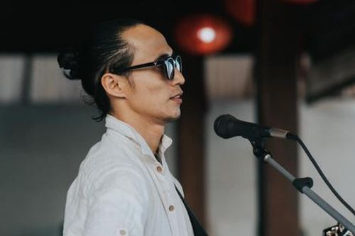 Nam ca sĩ Việt bỏ nhà đi 2 tháng, cắt đứt liên lạc với vợ con để tu tập