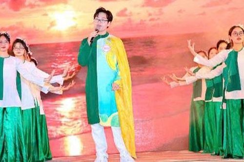 Nam sinh 16 tuổi giành giải Nhì cuộc thi Giọng hát hay Tây Hồ 2024