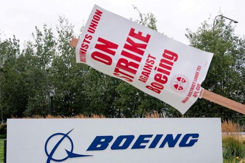 Boeing lỗ hơn 1 tỷ USD mỗi tháng, cắt giảm 10% lực lượng lao động toàn cầu