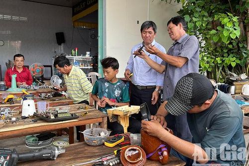 Lớp học nghề miễn phí của ông Tâm