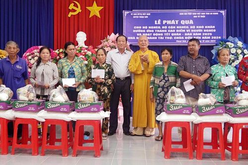 300 phần quà tặng hộ nghèo, cận nghèo xã Định Thành