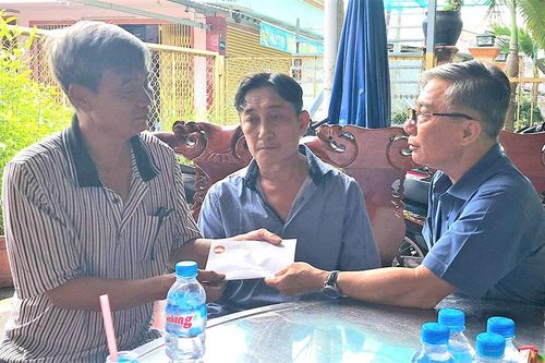 Lãnh đạo TP. Châu Đốc thăm hỏi, động viên, hỗ trợ các gia đình bị hỏa hoạn