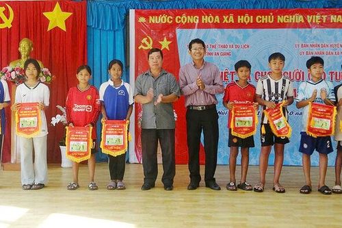 Xã Núi Tô tổ chức hoạt động thể thao cho người cao tuổi và thiếu nhi năm 2024