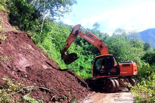 Kịp thời khắc phục giao thông sau mưa bão