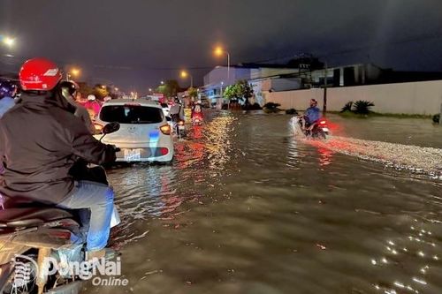 Mưa lớn gây ngập nặng khu vực giáp ranh tỉnh Đồng Nai và tỉnh Bình Dương trên quốc lộ 1K