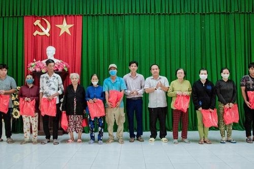 Trao tặng 50 suất sữa cho người cao tuổi có hoàn cảnh khó khăn trên địa bàn phường Phú Thứ