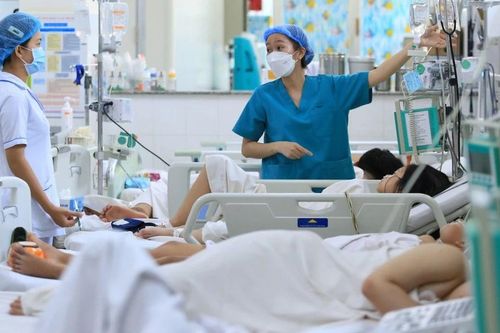Cần chính sách đãi ngộ đối với viên chức y tế công lập