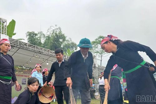 Nhiều hoạt động tại Lễ hội cốm Dương Quỳ thu hút người dân và du khách