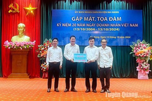 Hội Doanh nghiệp Na Hang trao hỗ trợ xây dựng nhà ở cho hộ nghèo