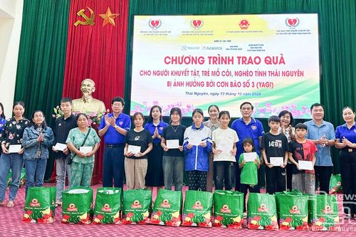 Tặng quà các hộ dân bị thiệt hại do cơn bão số 3