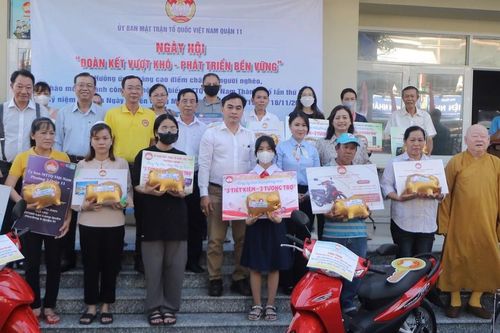 Chùa Liên Hoa (Q.11) tặng xe đạp cho học sinh nghèo hiếu học