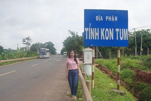 Dưới 'Bóng cây kơ - nia', nghĩ về nhà thơ Ngọc Anh và bài thơ cùng tên