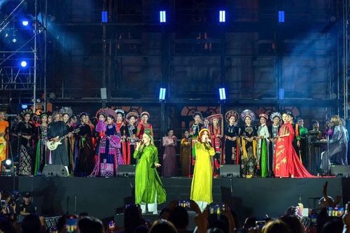Bất ngờ với màn trình diễn áo dài của 'The music of ABBA' tại Hà Nội