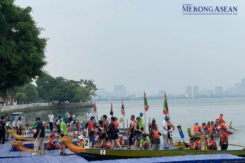 Hà Nội: Sôi động không khí giải bơi thuyền rồng trên Hồ Tây
