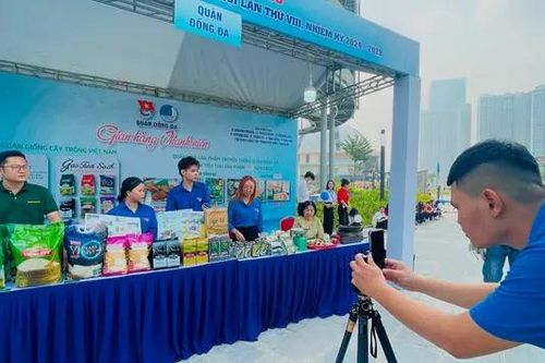 Thanh niên Hà Nội livestream tiêu thụ sản phẩm OCOP