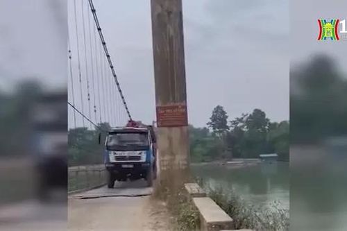 Xe tải liều mình qua cầu treo rung lắc dữ dội