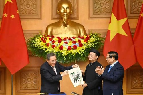 Thủ tướng Trung Quốc Lý Cường trải nghiệm in tranh Đông Hồ