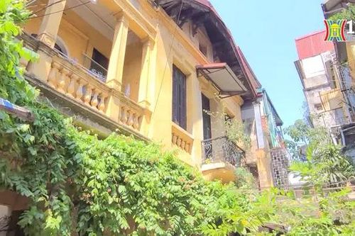 Phía sau mặt phố cổ