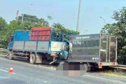 Khoảnh khắc hai xe tải va chạm trên đại lộ Thăng Long khiến tài xế tử vong