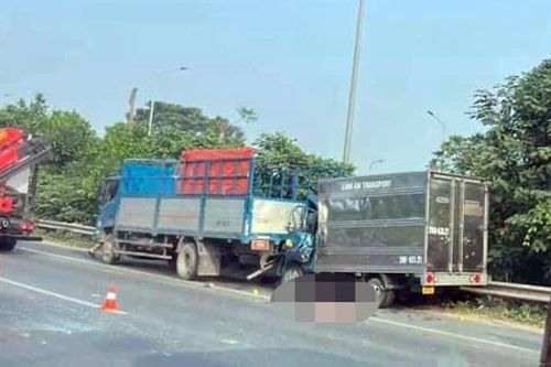 Tông vào xe đỗ ở làn khấp cấp Đại lộ Thăng Long, tài xế xe tải tử vong