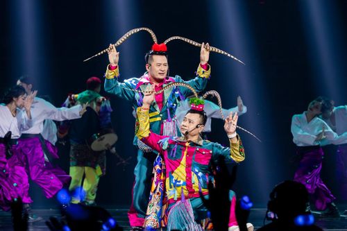 NSND Tự Long quỳ gối trước đàn em, Bằng Kiều nhảy hip hop trong chung kết