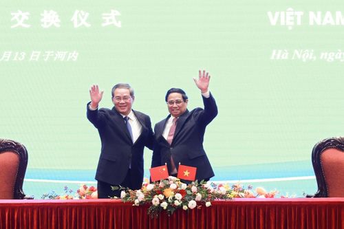 Thủ tướng Việt Nam và Trung Quốc chứng kiến trao các văn kiện hợp tác