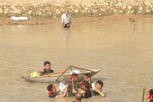 Sơn Tây: 300 trai đinh lần đầu tái hiện thực cảnh đánh cá Lễ hội Đả ngư đền Và