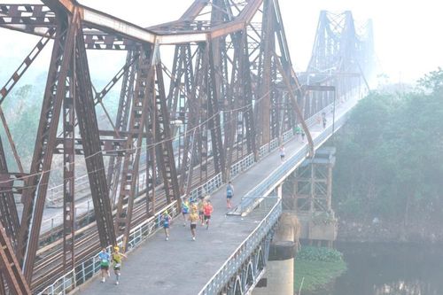 Hơn 11.000 VĐV trải nghiệm cung đường chạy qua hơn 30 danh thắng của Thủ đô