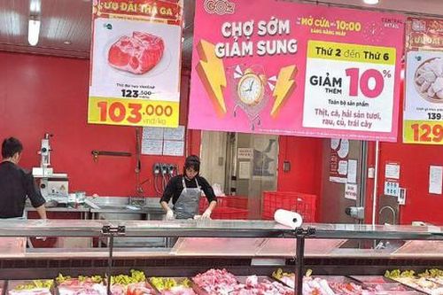 Mua thực phẩm, hàng thiết yếu, người tiêu dùng được khuyến mại sâu nhân ngày Giải phóng Thủ đô
