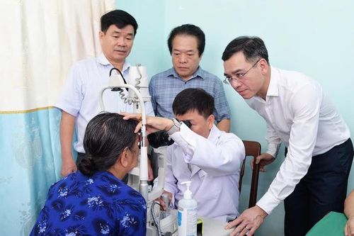 Chương trình 'Vì một Việt Nam khỏe mạnh hơn' dành 2 tỷ đồng khám sức khỏe, tặng quà người dân Quảng Ngãi