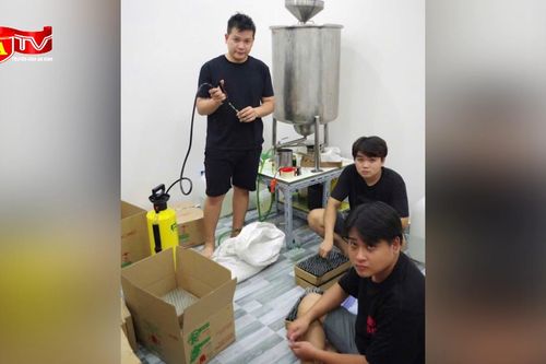 Cận cảnh dây chuyền sản xuất dầu gió hiệu Con Ó giả chuyên bán qua mạng
