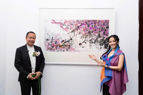 'Diva' Hồng Nhung cùng nhiều 'sao' Việt mừng triển lãm tranh nghệ tụ đặc biệt tại Hà Nội