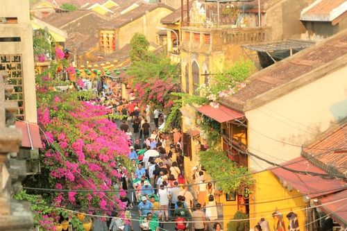 Sống thấp thỏm trong nhà cổ