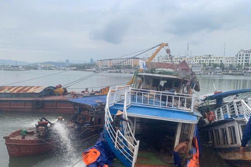 Hàng loạt tàu du lịch Hạ Long được trục vớt đã trở thành... sắt vụn