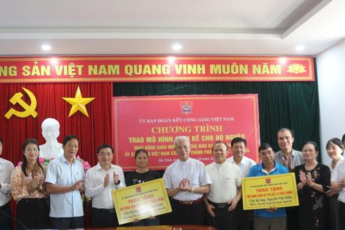 Trao mô hình sinh kế cho hộ cận nghèo ở Hà Tĩnh