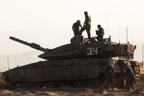 Xe tăng Israel đâm sập cổng căn cứ Liên Hợp Quốc ở Lebanon