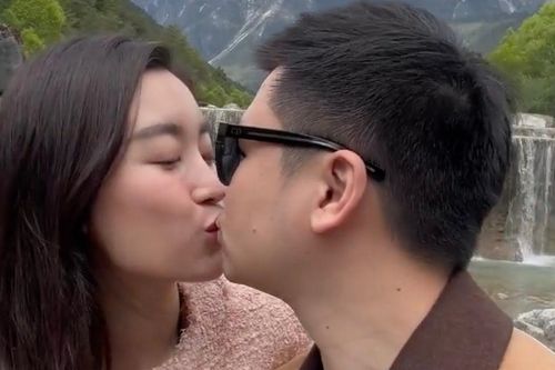 Chồng Đỗ Mỹ Linh khoe hình ảnh tình tứ