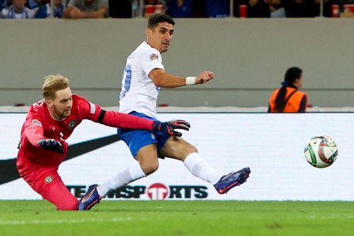 Thủ môn Liverpool mắc sai lầm khó tin