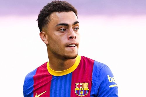 Cựu sao Barcelona tố Xavi phản bội