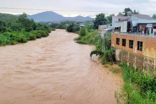 Thi bơi qua sông sau bữa nhậu, nam thanh niên bị nước cuốn trôi