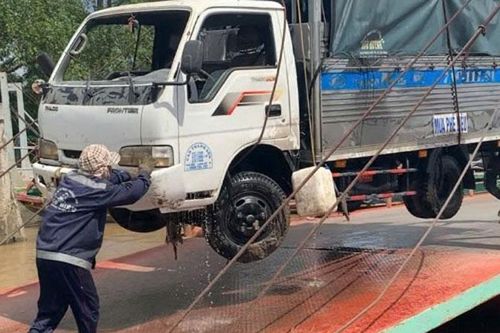Điều tra nguyên nhân xe tải đang đỗ trên phà bất ngờ lao xuống sông