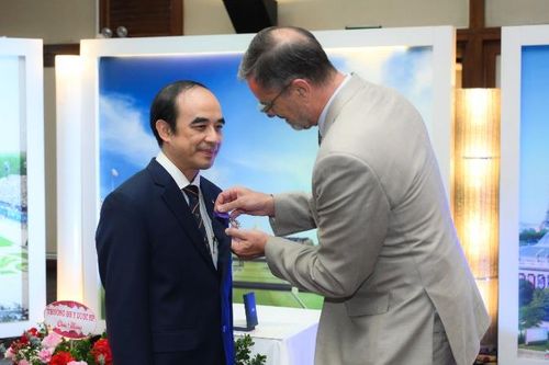 Hiệu trưởng Trường đại học Y Hà Nội nhận Huân chương Cành cọ Hàn lâm