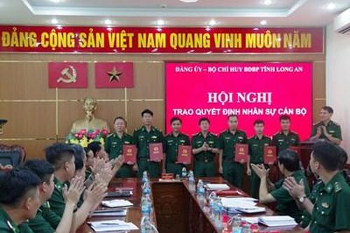 Bộ đội Biên phòng Long An trao quyết định về công tác cán bộ