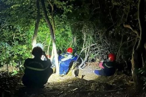 Giữa màn đêm, lực lượng cứu hộ Đà Nẵng vượt khó tìm 2 du khách đi lạc ở bán đảo Sơn Trà