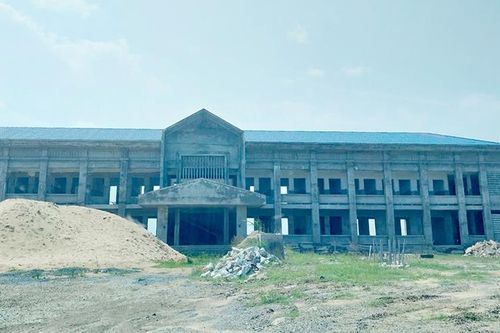 Trụ sở bị 'treo' vì xây… nhầm đất!